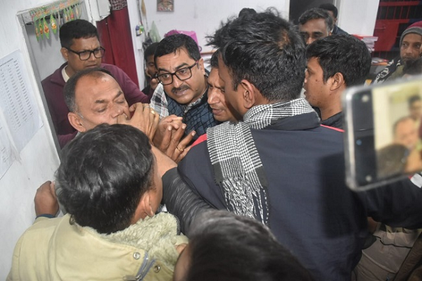 मानगो थाना बना रणक्षेत्र: दो नर्सिंग होम संचालकों की रंजिश में थाने के भीतर हिंसा और तोड़फोड़