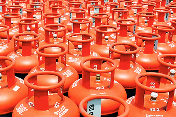 LPG Price Cut Today: 1 दिसंबर से कमर्शियल सिलेंडर सस्ता, घरों को भी बड़ी राहत