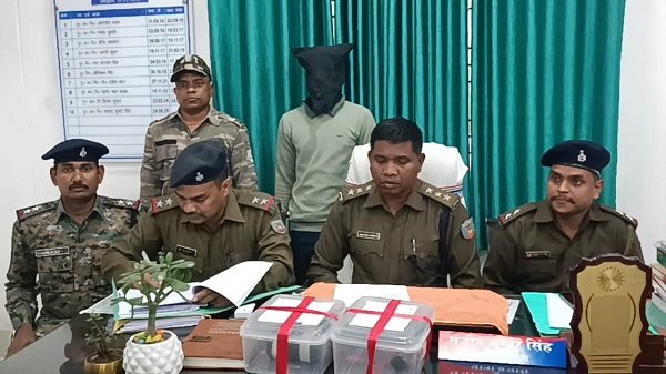 आदित्यपुर में बड़ी कामयाबी: पुलिस ने हथियार, GPS और डेटोनेटर के साथ युवक को दबोचा