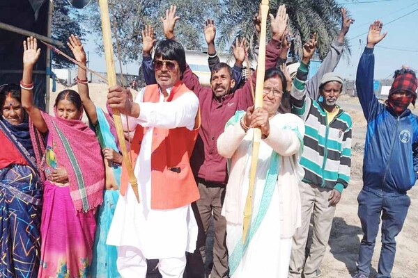 तीर-धनुष के साथ खदान में घुसे योगेंद्र साव, NTPC कोयला उत्पादन किया बाधित