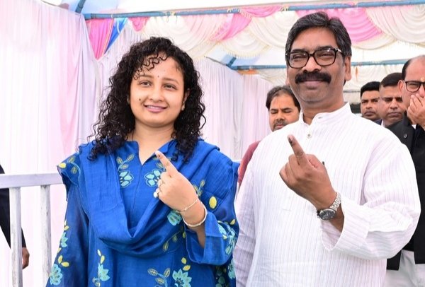 रांची में सीएम हेमंत सोरेन ने पत्नी कल्पना संग डाला वोट, लोकतंत्र मजबूत करने की अपील