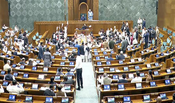 राहुल गांधी के भाषण के दौरान लोकसभा में हंगामा, 8 विपक्षी सांसद पूरे बजट सत्र के लिए सस्पेंड