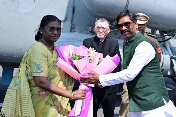 राष्ट्रपति द्रौपदी मुर्मु का जमशेदपुर दौरा, सोनारी एयरपोर्ट पर राज्यपाल और सीएम हेमन्त सोरेन ने किया भव्य स्वागत