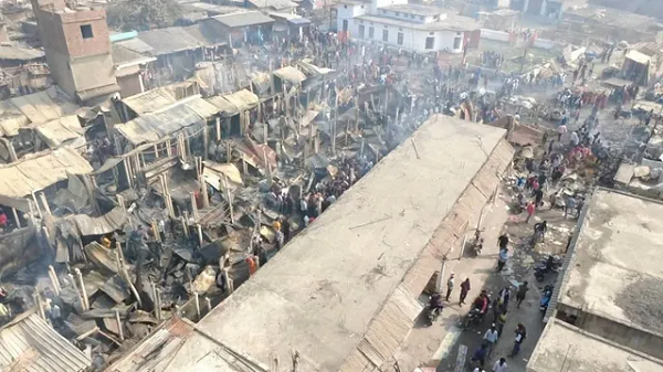 कटिहार में भीषण आग से 300 दुकानें राख, 7 करोड़ का नुकसान!