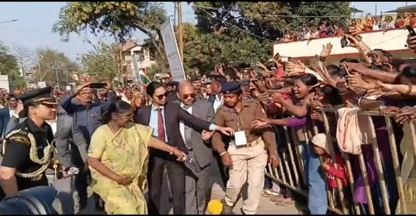 जमशेदपुर में अपने वाहन से उतर गईं राष्ट्रपति, पैदल चल कर स्वीकार किया लोगों का अभिवादन