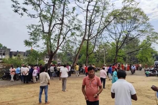 रामगढ़ में बवाल! PTPS जमीन पर बने घर खाली कराने पहुंचे प्रशासन के खिलाफ सड़कों पर उतरे लोग