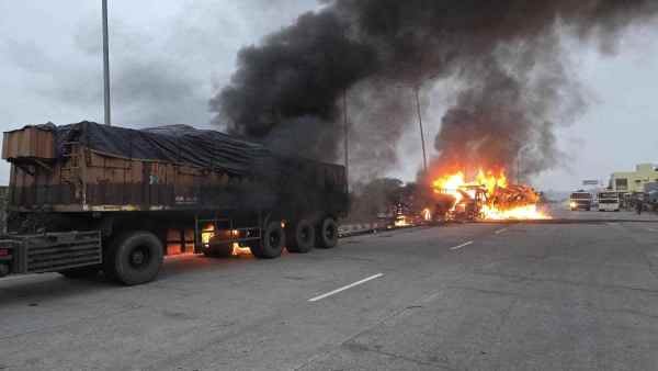 गिरिडीह में भीषण हादसा: ट्रकों की टक्कर के बाद लगी आग